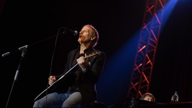 Intimasi yang Memanaskan Konser Michael Bolton