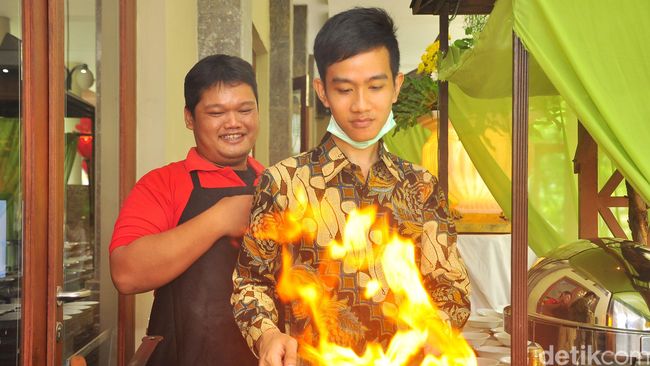 Saat mengadakan pertemuan keluarga berkaitan dengan persiapan panitia kecil pernikahan, Gibran memaksa untuk menghidangkan sate kambing sejumlah seribu tusuk.