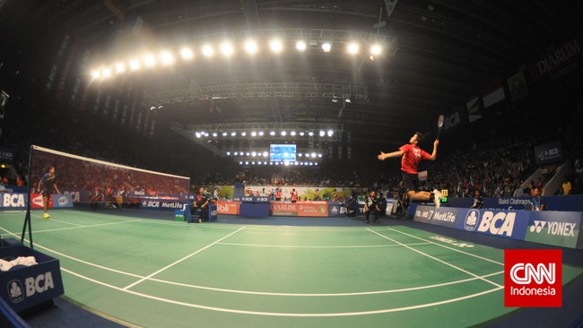 Harapan tersisa Indonesia di nomor tunggal putra dalam turnamen Indonesia terbuka pun kandas setelah Anthony Ginting dikalahkan Kento Momota di perempat final.