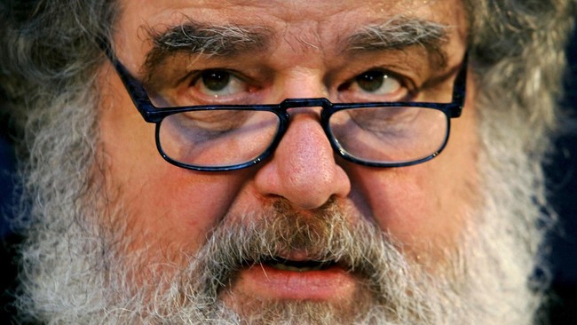 Chuck Blazer mengajukan permohonan keringanan hukuman dari pemerintah Amerika Serikat dengan setuju menjadi informan untuk FBI dalam kasus FIFA.
