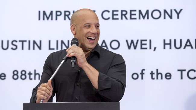 Enam bulan lalu, ibunda Vin Diesel meminta anaknya untuk memilih: bakal menyutradarai Furious 8 atau tidak terlibat sama sekali di dalamnya.