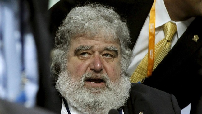 Chuck Blazer adalah mantan petugas FIFA yang bekerjasama dengan FBI untuk membongkar skandal korupsi di tubuh otoritas sepak bola dunia itu.