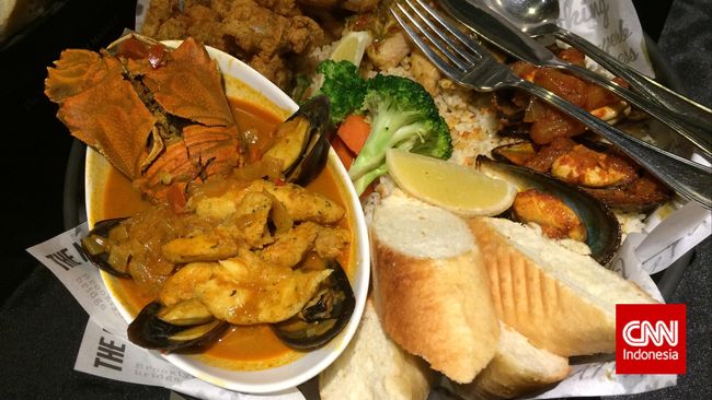 Selain bumbu, cara makan seafood ala Amerika juga dibuat menyenangkan. Satu makanan besar disajikan untuk disantap bersama kerabat.