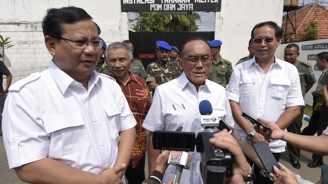Ketua Presidium KMP Aburizal Bakrie mengatakan tak akan ada kader dari partai yang tergabung dalam KMP duduk di kursi pemerintahan Presiden Joko Widodo.