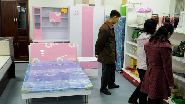 Kelas menengah tumbuh, banyak orang kaya baru yang disebur Donju, dan gaya hidup konsumerisme mulai terlihat di Korea Utara.
