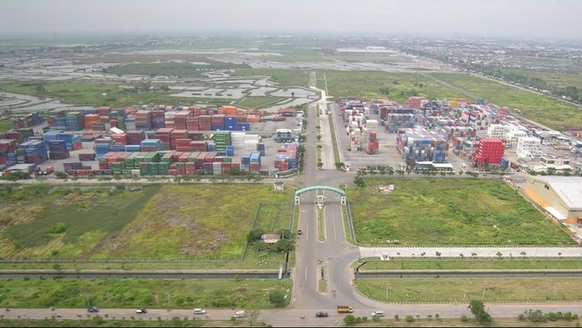 Dalam membangun pabrik, calon investor kawasan industri kini tak perlu lagi mengurus izin lingkungan dan izin lokasi.