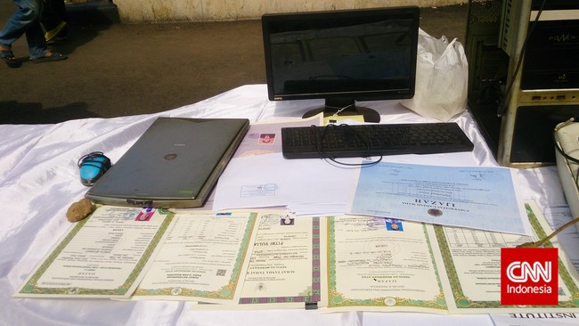 Tersangka AS menyatakan bukan dirinya saja pembuat ijazah palsu. Dia menyebut puluhan kios mampu membuat ijazah palsu di Jalan Pramuka, Jakarta Timur.