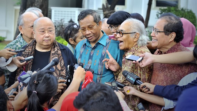 Mahfud MD, Emil Salim, Adhyaksa Dault, Jaya Suprana dan Romo Benny mendatangi parlemen untuk membendung hasrat anggota DPR membangun gedung baru.