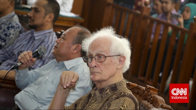 Kuasa hukum Eggi menyebut Romo Magnis di media menyebut kliennya bodoh. Selain Romo Magnis, Eggi juga melaporkan tujuh orang lainnya.