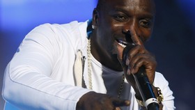 Cara 'Terang' Akon Habiskan Uang