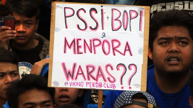 Sejumlah pemain harus ganti profesi karena kisruh sepak bola nasional, mulai berjualan toko kelontong hingga menjadi operator kereta odong-odong.