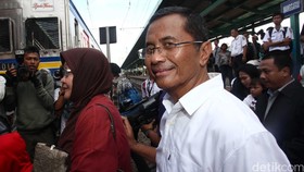 Jaksa Agung Kaji Penanganan Kasus Dahlan Iskan