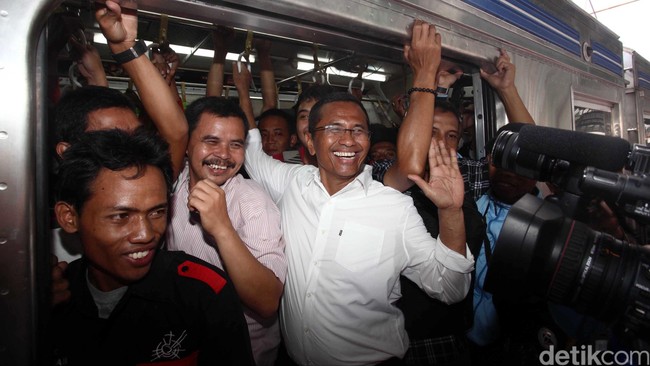 Mantan Menteri BUMN Dahlan Iskan dicegah bepergian ke luar negeri untuk mempermudah pemeriksaannya dalam kasus dugaan korupsi pengadaan gardu induk.