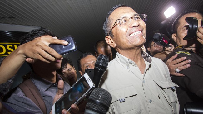 Mantan Menteri Badan Usaha Milik Negara, Dahlan Iskan, disangka merancang pembangunan gardu listrik di atas 17 tanah bertuan.