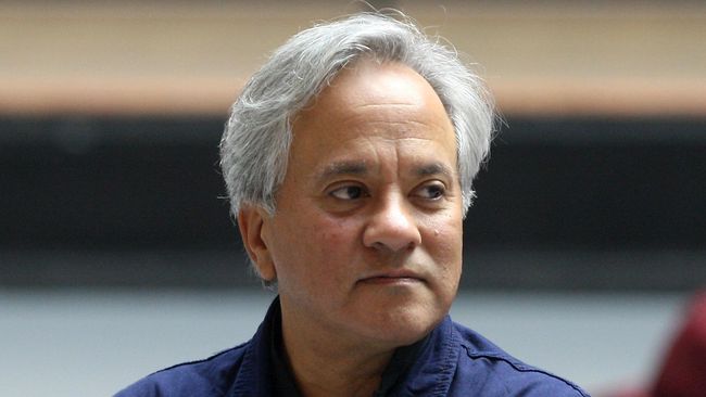 'Vagina Ratu' di Perancis Diganggu Tangan Jahil Instalasi seni karya Anish Kapoor yang disebut Dirty Corner dan Queen Vagina diisengi semprotan cat kuning. Kini instalasi itu sedang dibersihkan.