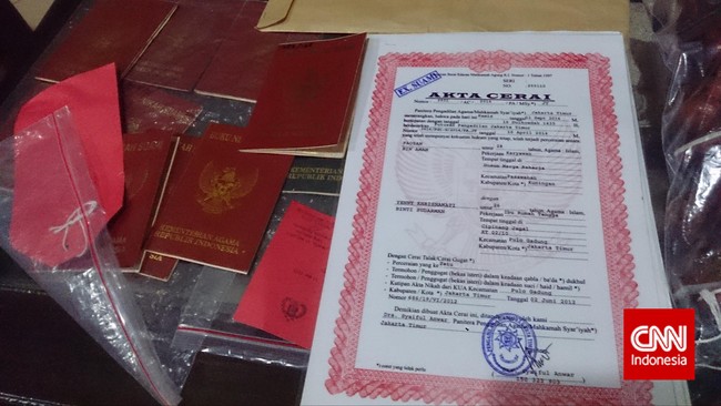 Meski tidak serapi hologram buku nikah asli, adanya hologram pada buku nikah palsu membuat masyarakat sulit membedakannya.