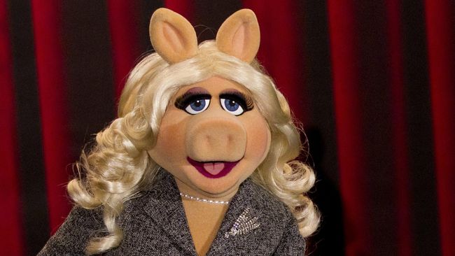 Dalam cuplikan iklan The Muppets yang ditayangkan, Kermit terlihat bertengkar dengan Miss Piggy yang masih marah atas putusnya hubungan percintaan mereka.