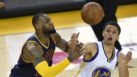 LeBron James dan Curry Melempem, Warriors Menangi Gim 4