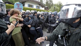 Demonstran Penentang G7 Bentrok Dengan Polisi