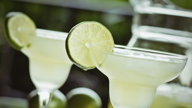 Cocktail dan mocktail sama-sama jenis minuman campuran. Lantas, apa beda keduanya?