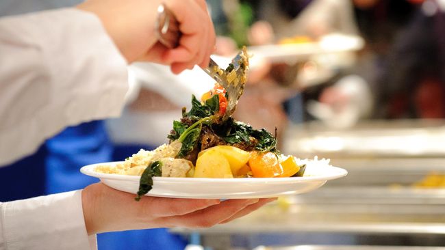 Ini merupakan upaya pihak hotel untuk mengurangi pemborosan makanan oleh para wisatawan yang serakah mengambil makanan.