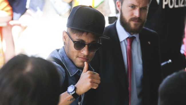 Meski memiliki sponsor yang sama, Neymar ternyata belum pernah bertemu dengan legenda bola basket Amerika Serikat, Michael Jordan.
