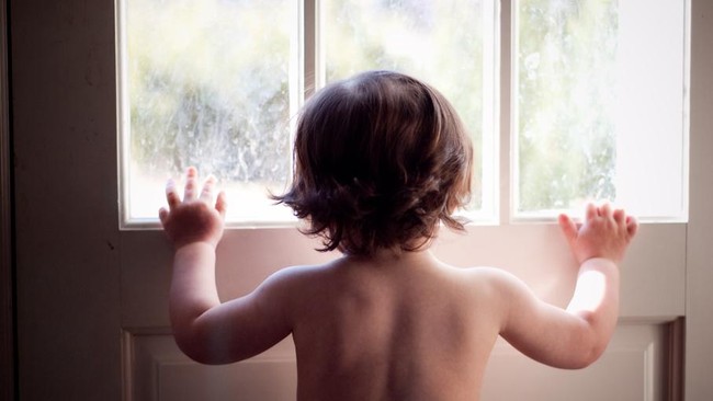 Berdasarkan hasil visum, ditemukan bekas cairan sperma milik kakek tiri di dalam alat kelamin bayi dua tahun.