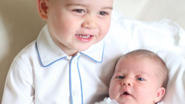 Kado apa yang diberikan Michelle Obama kepada Pangeran George dan Putri Charlotte?