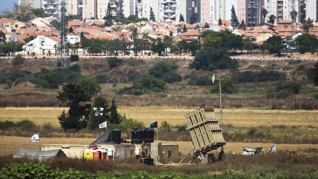 Pesawat tempur Israel menyerang Jalur Gaza sebagai balasan atas penembakan roket ke wilayahnya, dan PM Netanyahu mengkritik internasional yang tetap bungkam.
