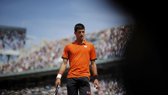 Menurut petenis nomor satu dunia Novak Djokovic, ia tidak berbuat curang dengan sering melirik ke arah Boris Becker ketika pertandingan sedang berlangsung.