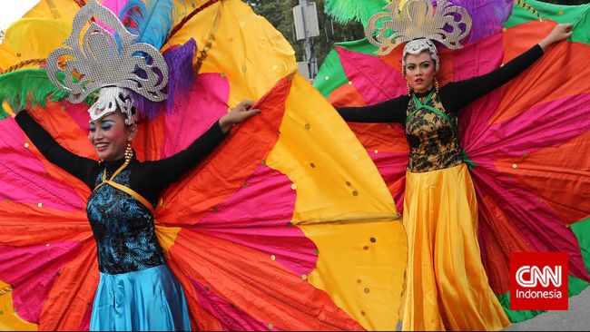 Jakarnaval tahun ini diikuti oleh 35 komunitas hobi, 25 kendaraan hias, marching band, serta berbagai jenis tarian dan hiburan.