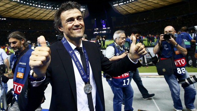 Luis Enrique telah mengantar Barcelona meraih lima trofi sepanjang tahun 2015. Tak salah, ia pun dinobatkan sebagai pelatih terbaik dunia 2015.