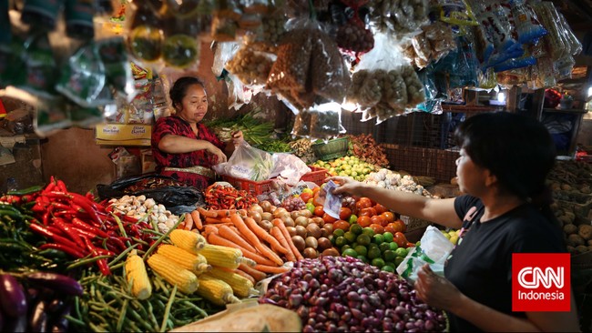 Harga bahan pokok mulai dari daging sapi, daging ayam hingga mie instan di pasar tradisional Jakarta kompak naik sepekan Ramadan ini. Berikut rinciannya.