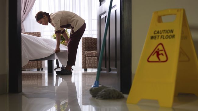 Cleaning service memang bertugas untuk membersihkan kamar hotel. Namun ini tak berarti kalau Anda bisa mengotori kamar seenaknya.