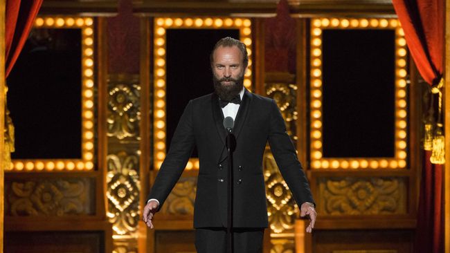 Christie’s tak lagi menyerupai balai lelang, melainkan rumah hangat sang penyanyi legendaris, Sting.