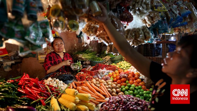 Harga sejumlah bahan pokok di pasar Jakarta seperti daging dan cabai meroket jelang Natal dan Tahun Baru 2023.