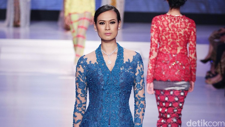 Desainer Marga Alam menampilkan pakem kebaya tertutup dan berpotongan klasik, siluet kebaya yang klasik dibuat lebih mewah dengan aplikasi bordir dan bahan emas.