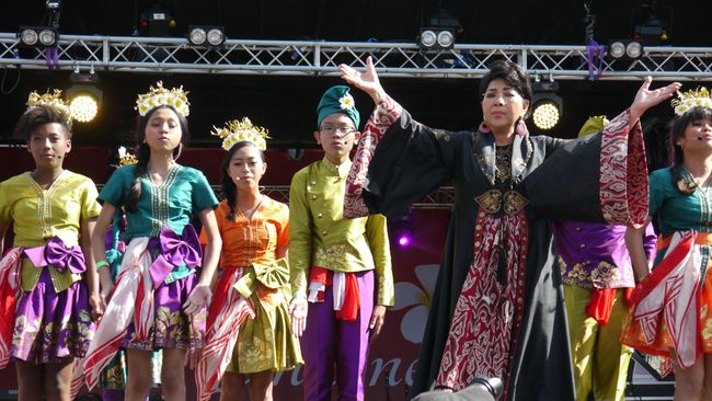 "Dulu, anak-anak semangat dan spontan ikut operet. Sekarang, belum apa-apa, anak-anak sudah tanya fee," keluh Titiek Puspa.