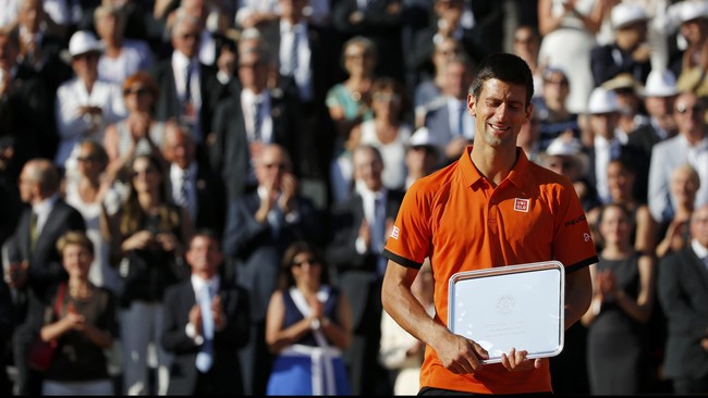 Tak kuasa menahan emosi mendengar dan melihat dukungan para penonton final Perancis Terbuka untuknya, Novak Djokovic pun menangis.