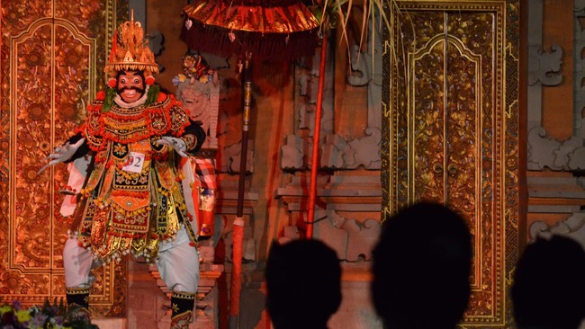 Sekalipun tak bisa menari, jika tiba waktunya, seseorang akan bisa menarikan Wayang Wong di Bali. Wah hebat ya.