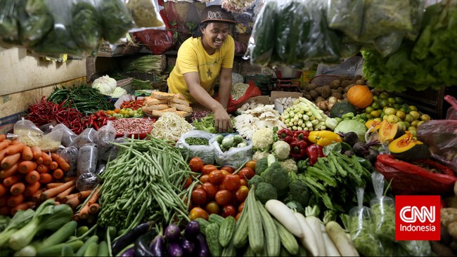 Pedagang sayur mayur di pasar PSPT Tebet, Jakarta, Senin, 8 Juni 2015. Sepuluh hari menjelang ramadhan, harga bahan pokok mulai naik diantaranya daging, telur, gula, bawang merah, minyak goreng, ayam, cabai. CNN Indonesia/Safir Makki