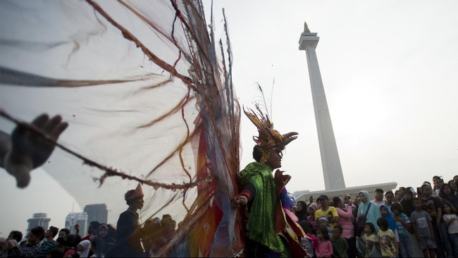 Gubernur DKI Jakarta menceritakan banyak pengunjung monas yang takut datang karena kerap dipaksa membeli makanan dan minuman oleh pedagang.