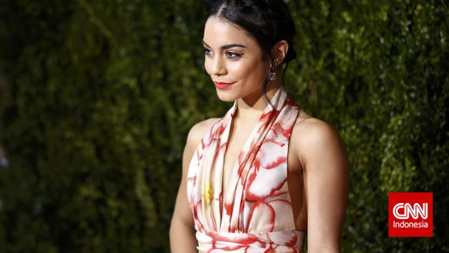 Sekalipun tengah berduka karena ditinggal ayah tercinta, sang bintang film High School Musical tetap bersikap profesional.