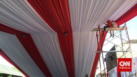 Tenda Merah Putih dari Relawan untuk Pernikahan Putra Jokowi