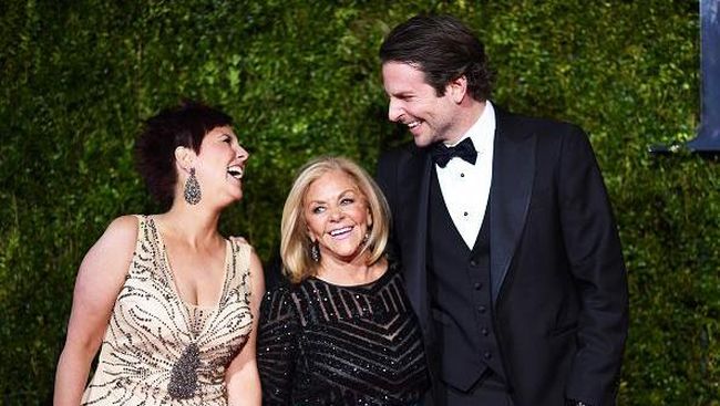 Bradley Cooper malah menggandeng wanita paruh baya ke perhelatan Tony Award 2015, kemana Irina Shayk kekasihnya.