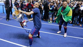 Menangis di Camp Nou, Alves Tinggalkan Barca?