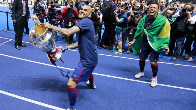 Dalam perayaan treble di Camp Nou, Dani Alves sempat menangis ketika memberikan pidato di depan puluhan ribu suporter Barcelona.