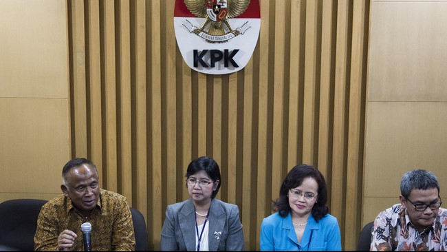 Salah syarat calon pimpinan KPK yang ditetapkan dalam UU KPK adalah mempunyai pengalaman di bidang hukum, ekonomi, keuangan, atau perbankan selama 15 tahun.