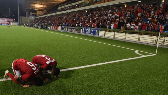 Evan Dimas mencetak dua gol cepat untuk membawa Indonesia unggul 2-0 di babak pertama dalam laga melawan Filipina di ajang SEA Games 2015.