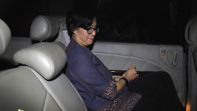 Sri Mulyani memilih mengambil langkah seribu dari ruang pertemuan dengan mulut terkunci rapat usai menjadi pembicara seminar di Jakarta.